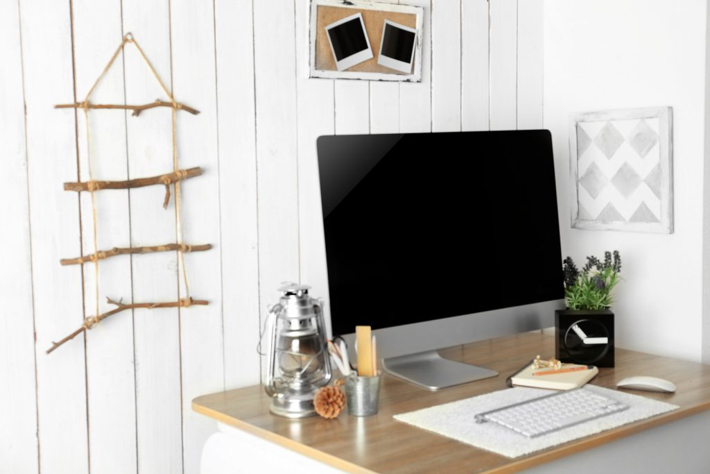 Luonnon elementit tuovat viihtyisyyttä työpisteelle.